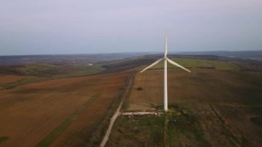 Hava. Rüzgar jeneratörleri üzerinde video çekim uçuş. Ekolojik enerji.