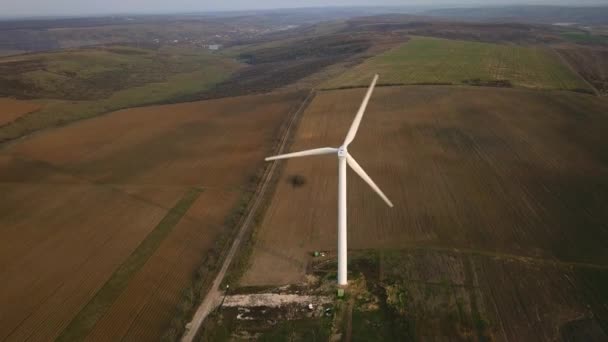 風力発電機上のビデオ撮影飛行 生態学的エネルギー — ストック動画