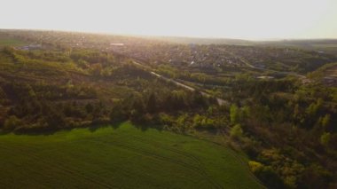 Gün batımında küçük bir köyün üzerinden uçacağız. Avrupa köyü. Moldova Cumhuriyeti.