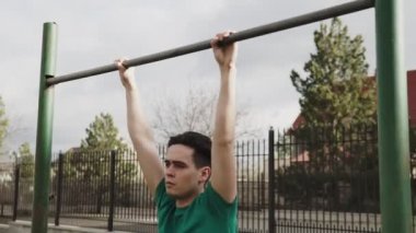 Güçlü adam Asimetrik paralel, spor ve sağlıklı yaşam tarzı üzerinde çalışmaları gerçekleştirme. Yavaş hareketleri.