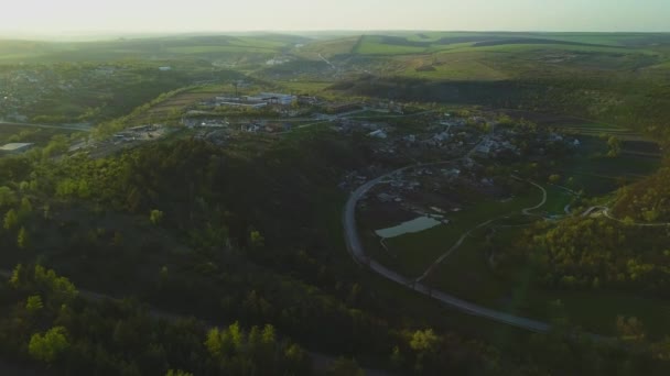 日没時に小さな村を飛行します ヨーロッパの村 モルドバ共和国 — ストック動画