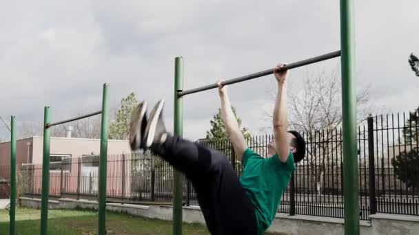 Starker Mann Der Übungen Stufenbarren Sport Und Einen Gesunden Lebensstil — Stockvideo