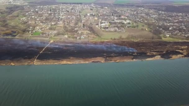 Nehir Küçük Köy Üzerinde Arial Görünümü Bahar Yangınları Moldova Cumhuriyeti — Stok video