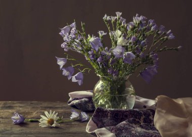 Güzel çan şeklinde çiçek buketi