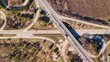 Kavşak karayolu kavşak trafiği hava yukarıdan aşağı görünümü.