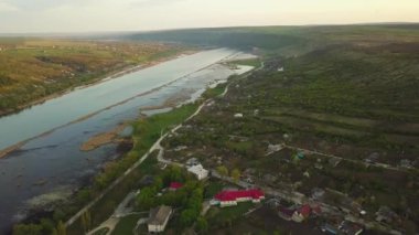 Nehir ve küçük köy manzaralı. Moldova Cumhuriyeti Dniester Nehri.