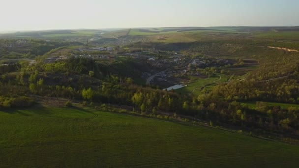 Letí Nad Malou Vesničkou Při Západu Slunce Evropská Vesnice Moldavská — Stock video