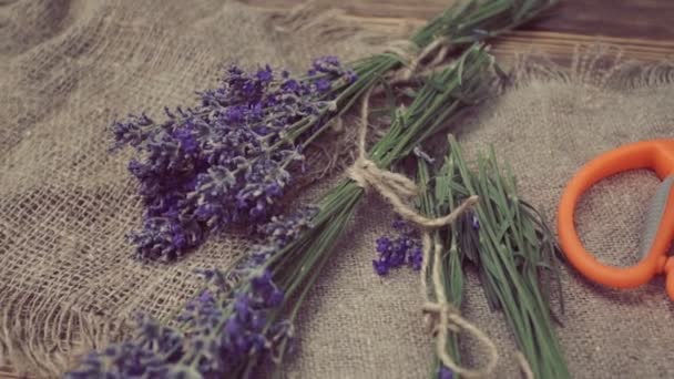 Frischer Gesunder Lavendelstrauß Auf Hölzernem Gartentischhintergrund — Stockvideo