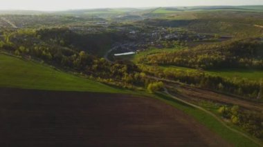 Gün batımı ışığı. İlkbaharda yetiştirme alanı üzerinde uçuş. Moldova Cumhuriyeti.