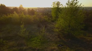Gün batımında küçük bir köyün üzerinden uçacağız. Avrupa köyü. Moldova Cumhuriyeti.