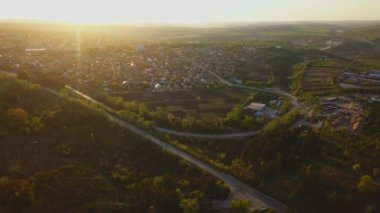 Gün batımında küçük bir köyün üzerinden uçacağız. Avrupa köyü. Moldova Cumhuriyeti.