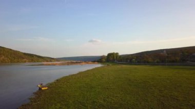 Nehir ve küçük köy manzaralı. Moldova Cumhuriyeti Dniester Nehri.
