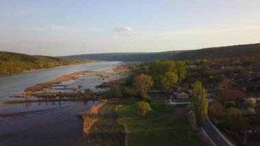 Nehir ve küçük köy manzaralı. Moldova Cumhuriyeti Dniester Nehri.
