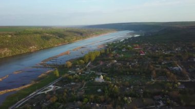 Nehir ve küçük köy manzaralı. Moldova Cumhuriyeti Dniester Nehri.