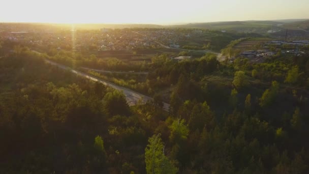 Πτήση Πάνω Από Ένα Μικρό Χωριό Στο Ηλιοβασίλεμα Ευρωπαϊκό Χωριό — Αρχείο Βίντεο