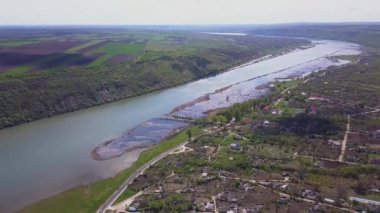 Nehir ve küçük köy manzaralı. Moldova Cumhuriyeti Dniester Nehri.