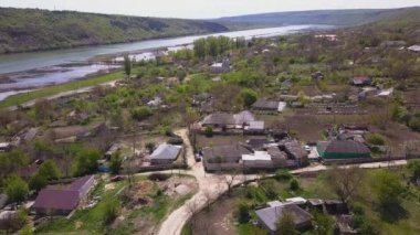 Nehir ve küçük köy manzaralı. Moldova Cumhuriyeti Dniester Nehri.