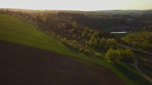 Lumière du coucher du soleil. Vol au-dessus de champs cultivés au printemps. République de Moldova .