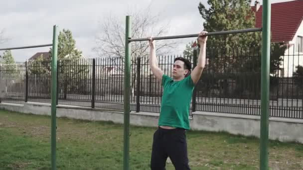 Сильный Человек Выполняет Упражнения Неровных Барах Спорте Здоровом Образе Жизни — стоковое видео