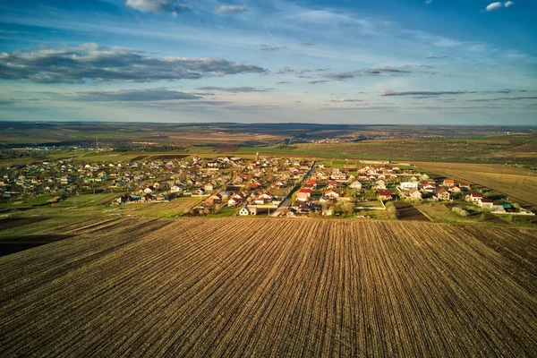 Vuelo sobre un pequeño pueblo — Foto de Stock