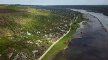 Nehir ve küçük köy manzaralı. Moldova Cumhuriyeti Dniester Nehri.