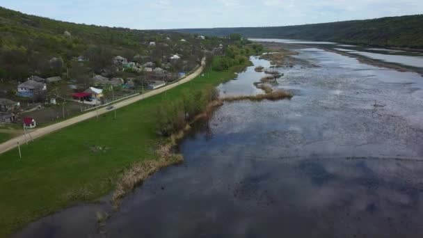 川と小さな村の上のアリアルビュー モルドバ共和国のドニエスター川 — ストック動画