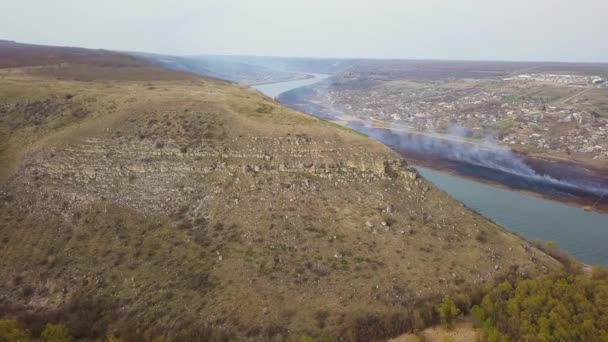 Přes Řeku Malou Vesnici Zobrazí Arial Jarní Požáry Dniesterská Řeka — Stock video