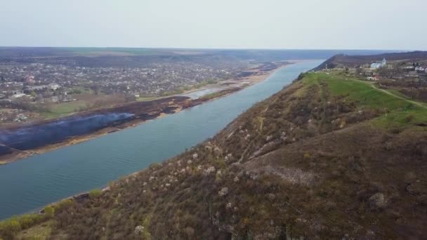 Vista Arial Sobre Río Pequeño Pueblo Fuego Primavera Río Dniéster — Vídeo de stock