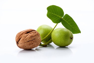 Genç ve yaşlı ceviz yaprakları ile