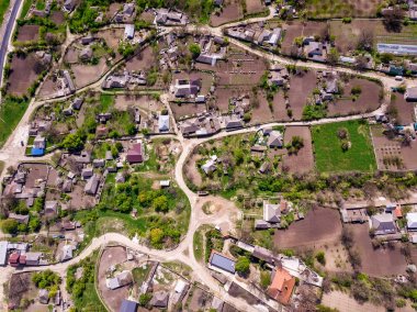 Küçük bir köy üzerinde uçuş