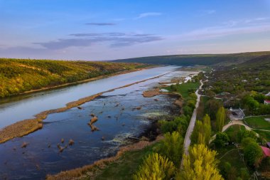 Nehir ve küçük köy üzerinde Arial görünümü.