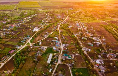 Küçük bir köy üzerinde uçuş