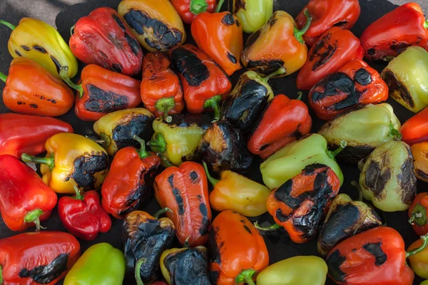 Pimientos verdes y amarillos a la parrilla en una barbacoa — Foto de Stock