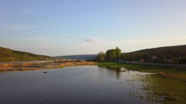 Nehir ve küçük köy manzaralı. Moldova Cumhuriyeti Dniester Nehri.