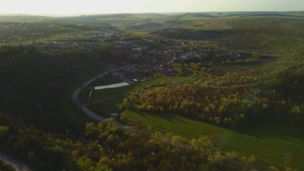 Letí Nad Malou Vesničkou Při Západu Slunce Evropská Vesnice Moldavská — Stock video