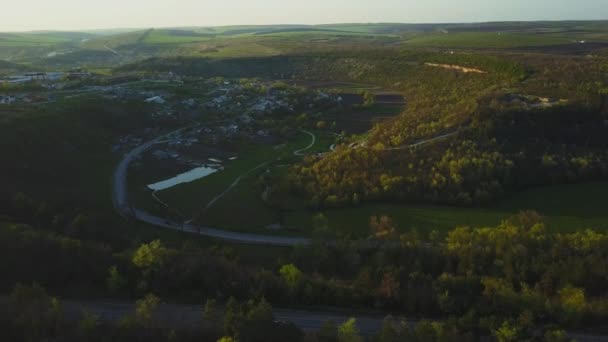 Flug Über Ein Kleines Dorf Bei Sonnenuntergang Europäisches Dorf Republik — Stockvideo
