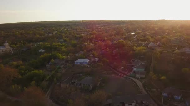 Survol d'un petit village au coucher du soleil. Village européen. République de Moldova de .
