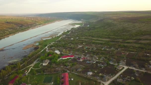 Vista Arial Sobre Río Pequeño Pueblo Río Dniéster República Moldavia — Vídeo de stock
