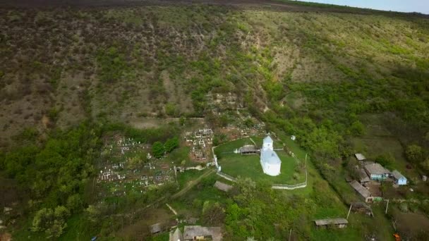 Vuelo Sobre Pequeño Pueblo Con Una Iglesia Centro — Vídeos de Stock