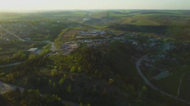 Küçük bir köy üzerinde uçuş