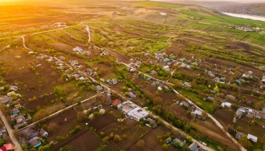 Küçük bir köy üzerinde uçuş