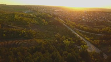 Gün batımında küçük bir köyün üzerinden uçacağız. Avrupa köyü. Moldova Cumhuriyeti.