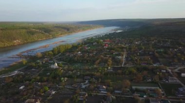 Nehir ve küçük köy manzaralı. Moldova Cumhuriyeti Dniester Nehri.