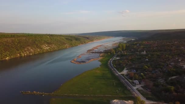 Vista Arial Sobre Río Pequeño Pueblo Río Dniéster República Moldavia — Vídeo de stock