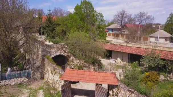 小さなヨーロッパの村Cmall村上空を飛行 トップビュー — ストック動画
