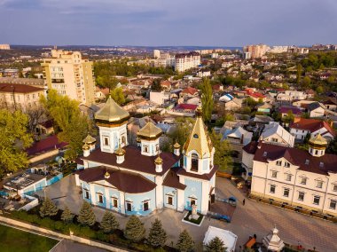 Kishinev şehrindeki Hıristiyan Kilisesi'nin havadan drone görünümü