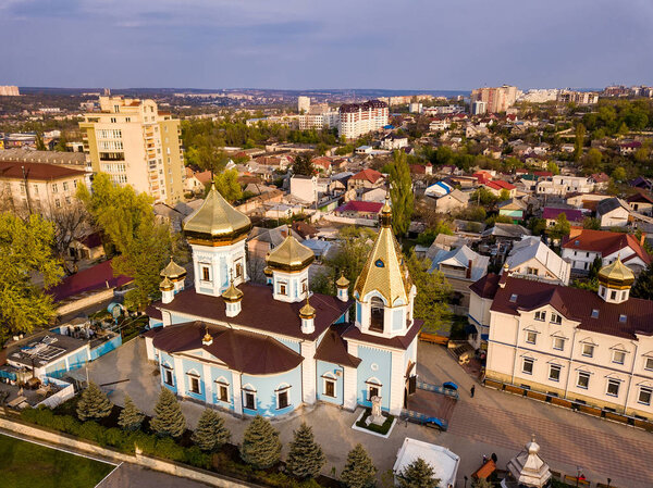 Вид с воздуха на христианскую церковь в городе Кишиневе
