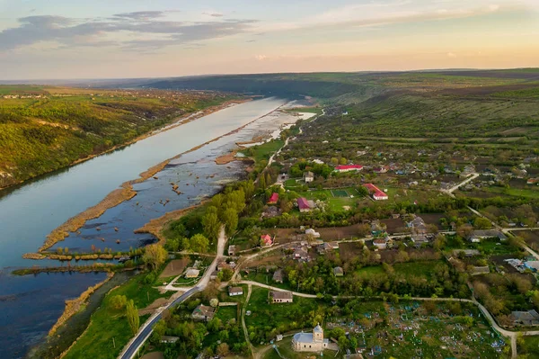 Vue ariale sur la rivière et le petit village . — Photo