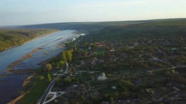 Nehir ve küçük köy manzaralı. Moldova Cumhuriyeti Dniester Nehri.