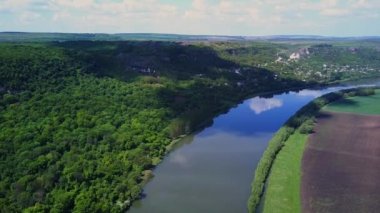 İlkbaharda nehir ve orman üzerinde uçuş. Moldova Cumhuriyeti'nin Dinyester Nehri.